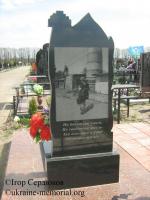 Могила Назаренко Дмитра Миколайовича (задній план) в Секторі загиблих Героїв антитерористичної операції Свіштовського кладовища, місто Кременчук, Полтавська область, Україна